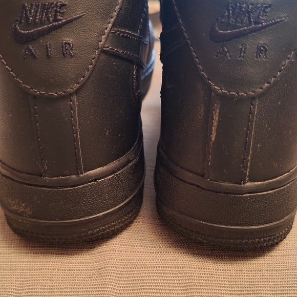 Stylish Black High-Top Sneakers - Picture 5 of 12